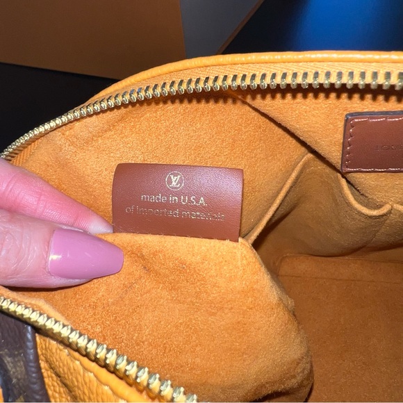 Louis Vuitton V Tote Monogram Canvas and Saffron Leather MM - Picture 15 of 16